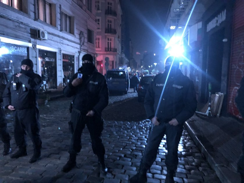 Екшън с протестиращи пред централата на ВМРО в София  СНИМКИ