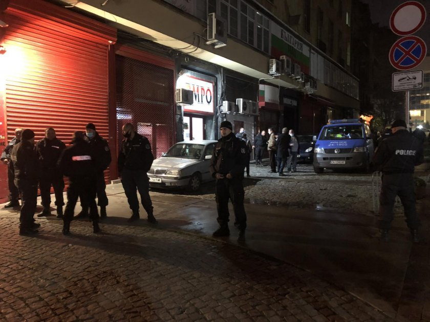 Екшън с протестиращи пред централата на ВМРО в София  СНИМКИ
