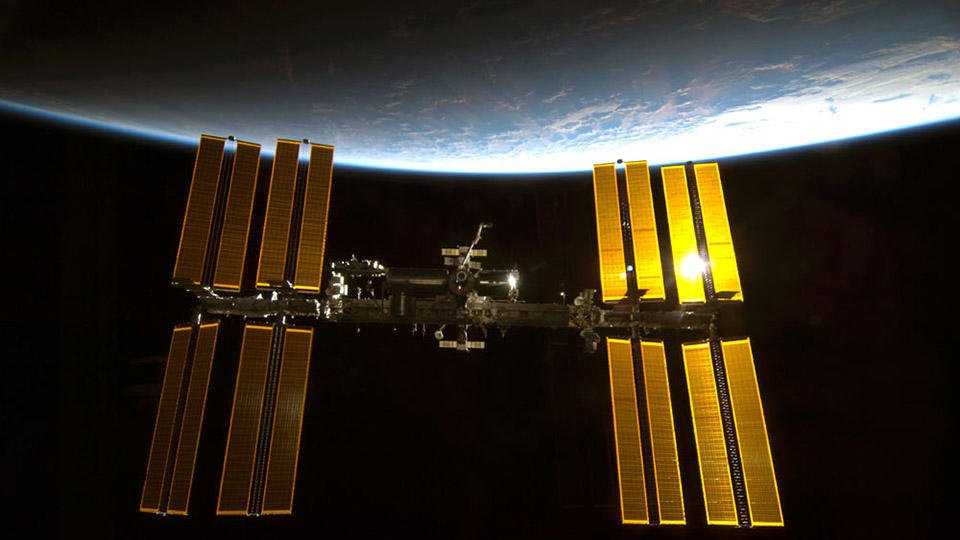 Космическият кораб на SpaceX се скачи с МКС ВИДЕО