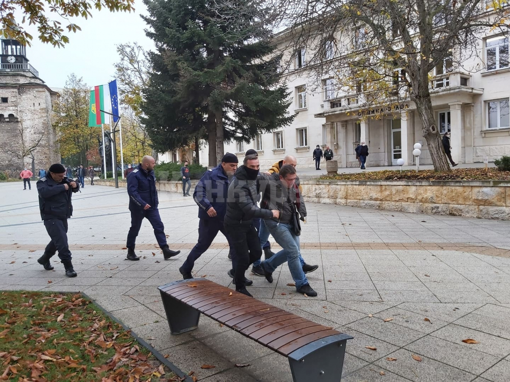 Мъж подпали колата си пред общината във Враца, нападна полицаи ВИДЕО