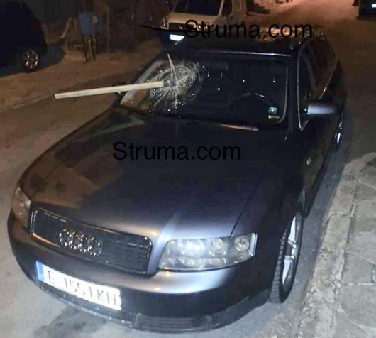 Със забита кирка осъмна Аудито на съсед на зам.-шефа на полицията в Сандански СНИМКА 