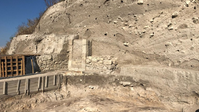 Археолози откриха край Провадия уникална маска на извънземно СНИМКА