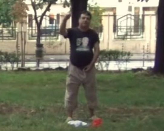 Протестърът Михаил, пикал върху трибагреника, се карантинира заради COVID-19