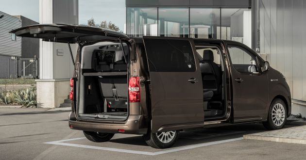 Toyota създаде практичен елавтомобил: 9 пътници и 330 км СНИМКИ