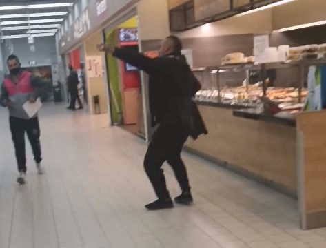 Мъж нахлу без маска в софийски хипермаркет, всички му се радват ВИДЕО 