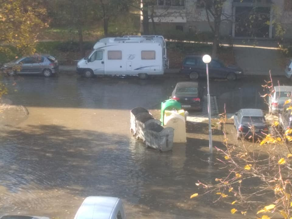 Улица в Пловдив се превърна в река СНИМКИ
