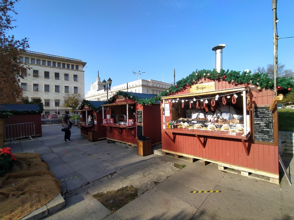 Фоторепортаж в БЛИЦ! Отвори врати Коледния базар в София, но...