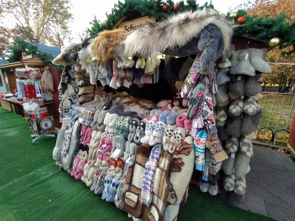 Фоторепортаж в БЛИЦ! Отвори врати Коледния базар в София, но...