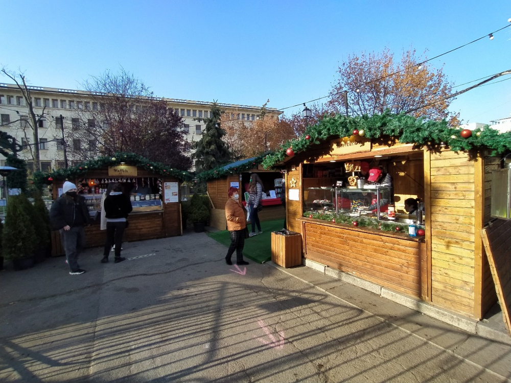Фоторепортаж в БЛИЦ! Отвори врати Коледния базар в София, но...
