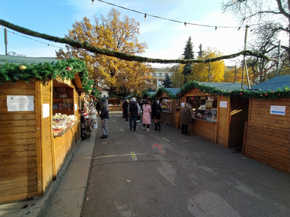 Фоторепортаж в БЛИЦ! Отвори врати Коледния базар в София, но...
