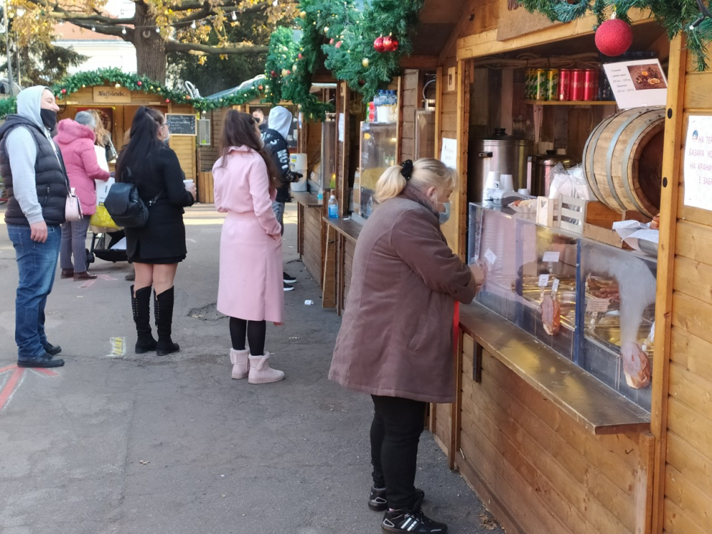 Фоторепортаж в БЛИЦ! Отвори врати Коледния базар в София, но...