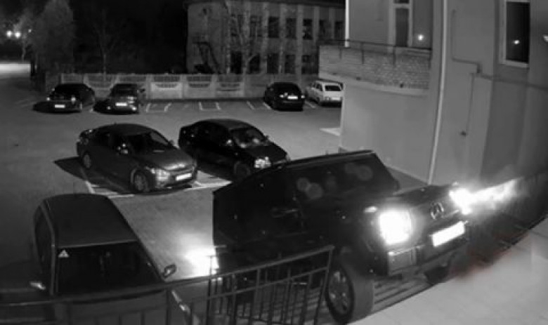 Весели депутати яхнаха G-Klаssе и изкачиха стълби на пъпа на голям град ВИДЕО