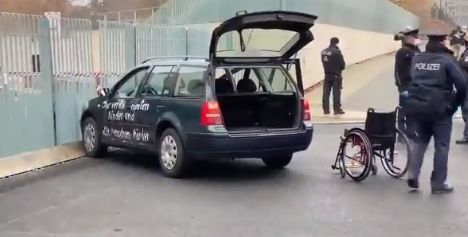 Кола се вряза в офиса на Меркел ВИДЕО