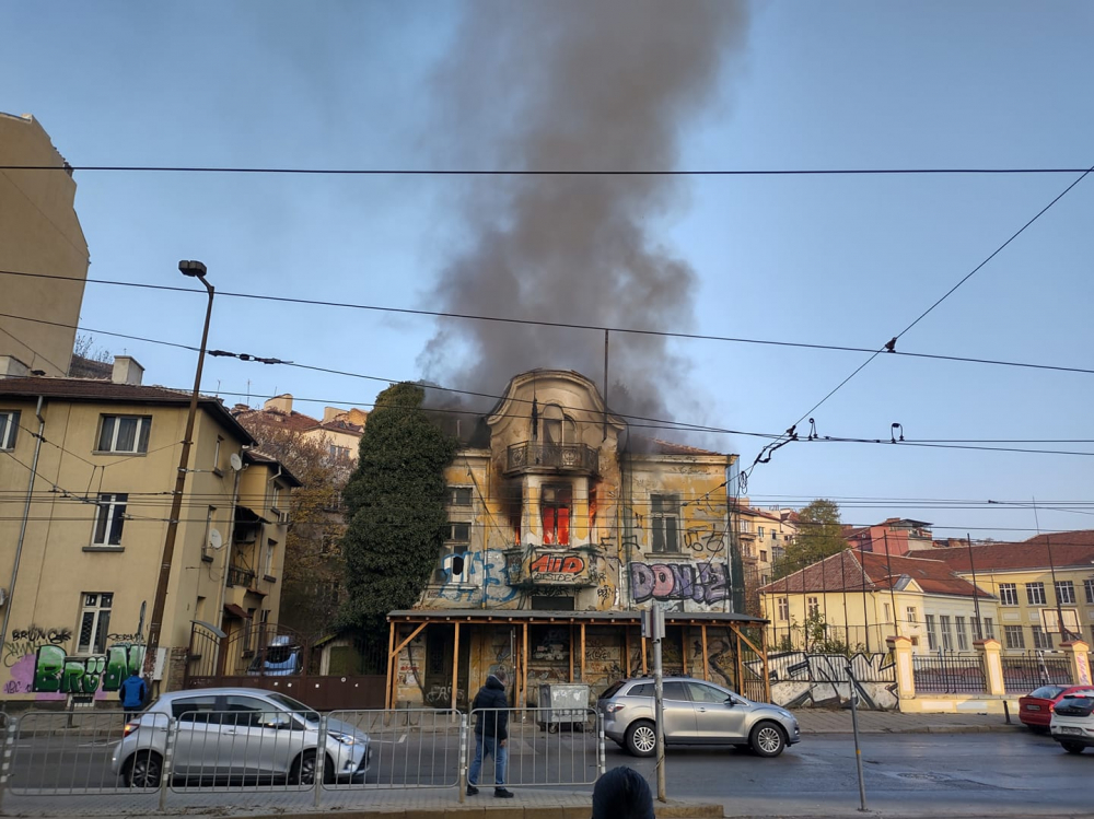 Огнен ад на пъпа на София СНИМКА