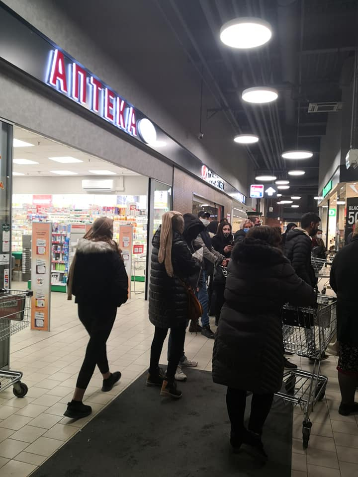Култови СНИМКИ на жени с нестандартни "маски" побъркаха мрежата 