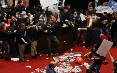 Меле: Юмруци и свински черва полетяха в парламента в Тайван
