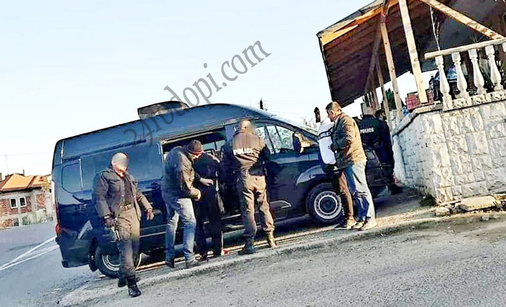 Схватка в Черноочене! Полицаи повалиха мъж на земята и... ВИДЕО