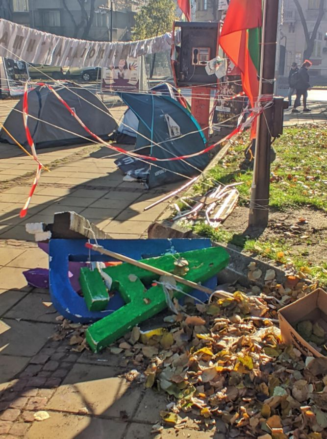 Грозна гледка на пъпа на Варна: Лагерът на протестиращите заприлича на... СНИМКИ 