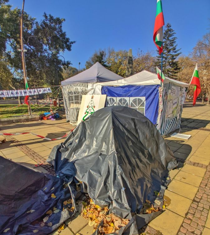 Грозна гледка на пъпа на Варна: Лагерът на протестиращите заприлича на... СНИМКИ 