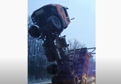 Зрелищни ВИДЕА: Многотонен самосвал увисна във въздуха