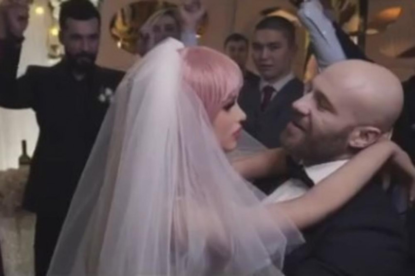 Актьор се ожени за кукла на истинска сватба с пръстен и първа целувка ВИДЕО/СНИМКИ