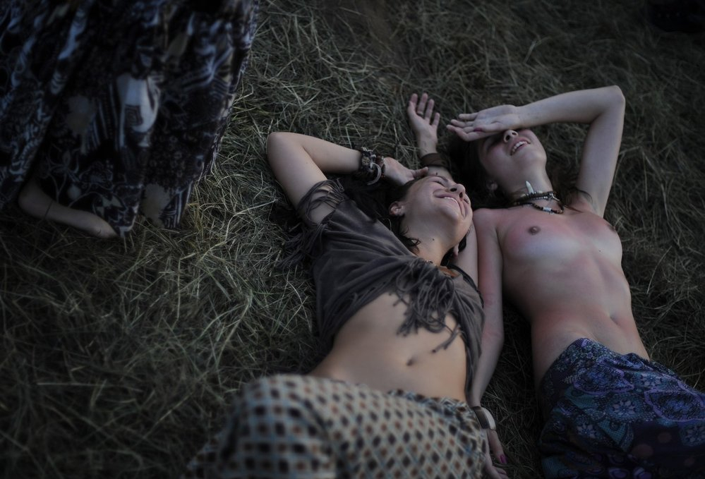 Масова оргия на хипита край Москва СНИМКИ 18+
