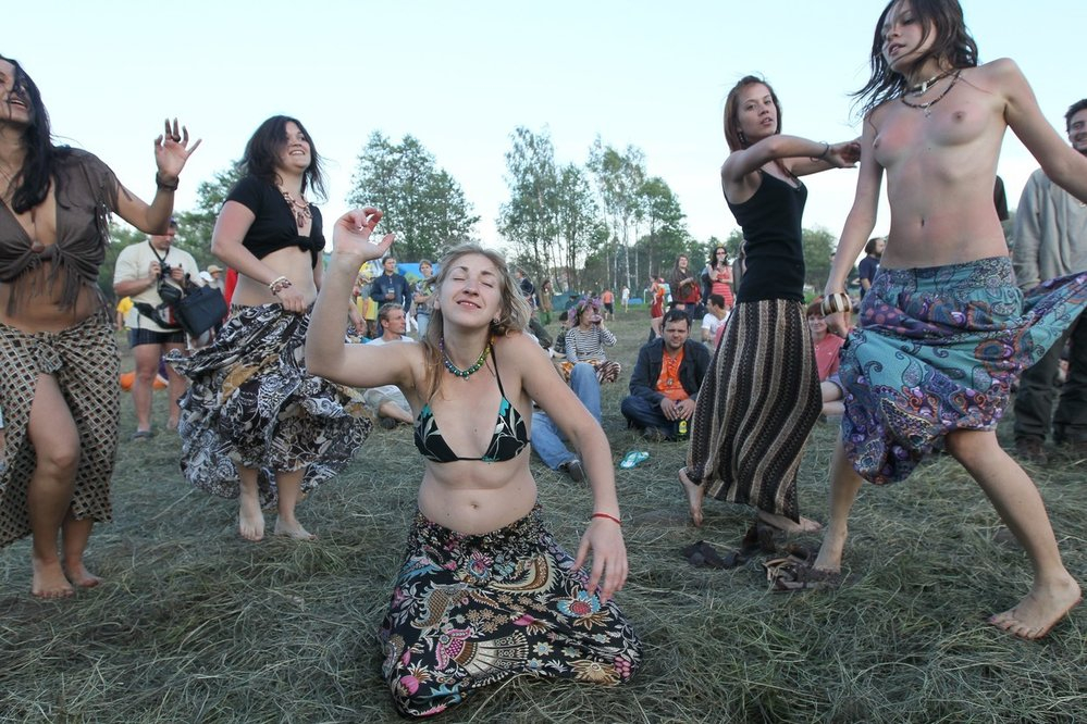 Масова оргия на хипита край Москва СНИМКИ 18+