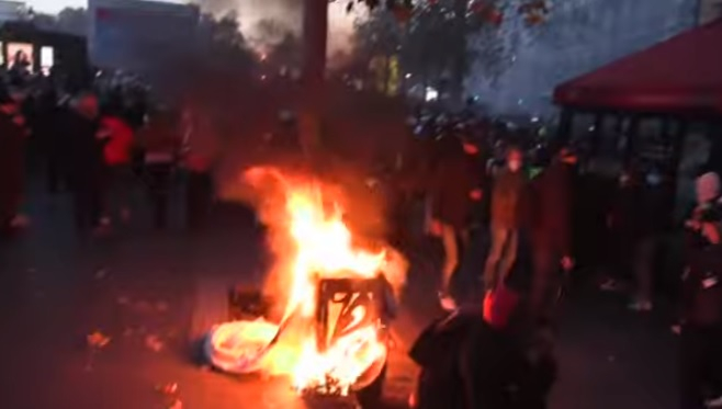 В Париж е като на война! Ехтят изстрели, палят пожари ВИДЕО 18+