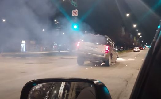 Уникално ВИДЕО: Джип без 1 колело се движи бясно по пътя