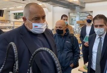 Борисов видя от първа ръка как се тестват ваксините за К-19, ето къде е ВИДЕО