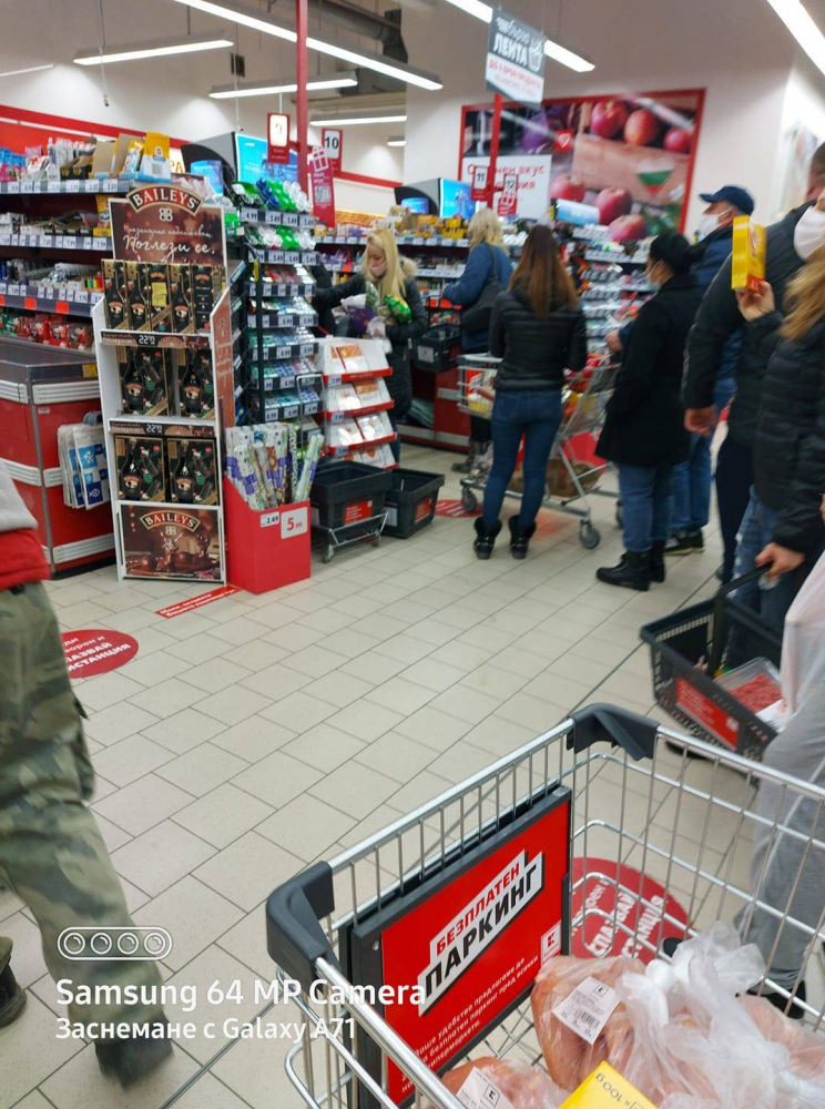 Скандални СНИМКИ показват защо локдаунът у нас може и да не даде резултат 