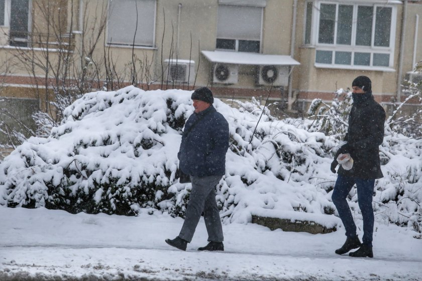 Първият сняг натрупа в столицата и Софийско, 160 машини ловят снежинките СНИМКИ 