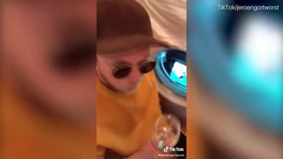 ВИДЕО запечата как пътник запали огън в тоалетната на самолет и си сготви