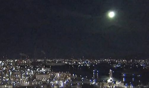 Вижте как метеорит избухна ярко в нощното небе ВИДЕО