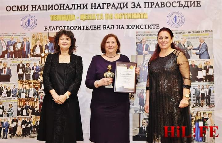 Конституционният съдия проф. Атанас Семов дари Теодор Чипев с Гран При за право СНИМКИ
