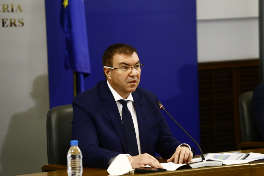 Ангелов пита Радев: Може ли човек, източил НЗОК, сега да ѝ е шеф?