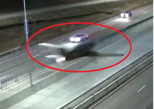ВИДЕО улови как малък самолет кацна на магистрала 