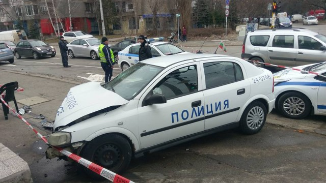 Извънредно в БЛИЦ! Адско меле с патрулка в центъра на София, ето какво се случва!