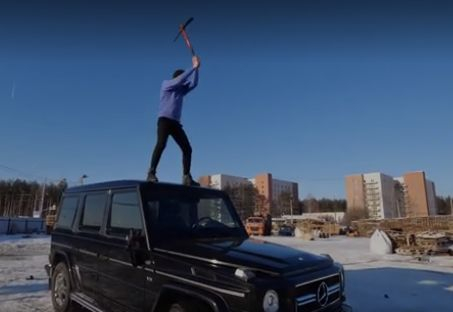 Руснак превърна в купчина ламарини лъскавия си Gelandewagen заради безумна причина ВИДЕО 