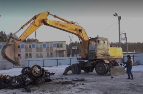 Руснак превърна в купчина ламарини лъскавия си Gelandewagen заради безумна причина ВИДЕО 