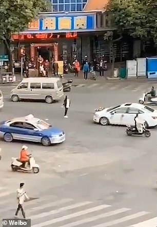 Безумно влюбена девойка блокира път с тялото си, за да предотврати сватбата на бившия си ВИДЕО