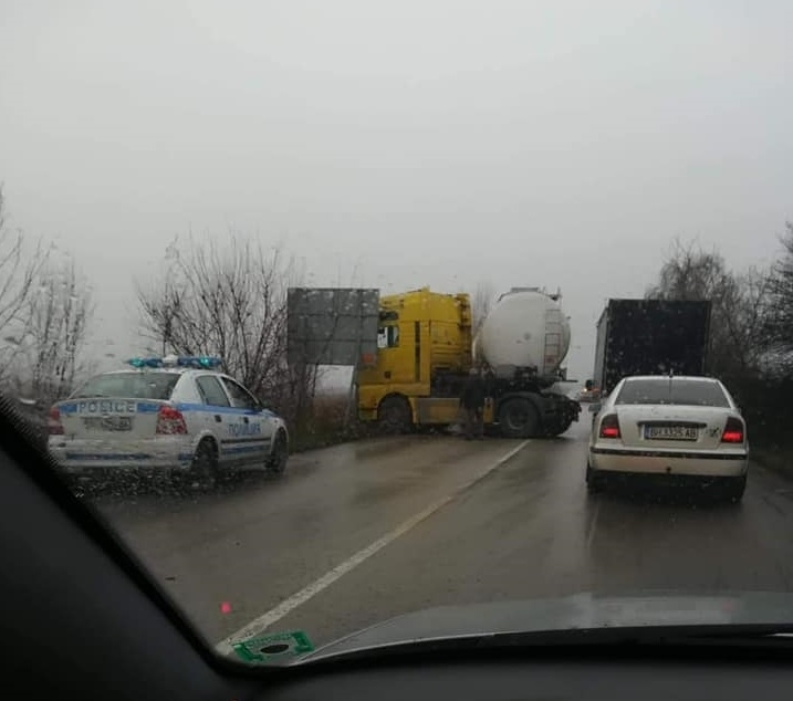 Цистерна се завъртя на Е-79 край Дунавци, минаването е затруднено СНИМКА