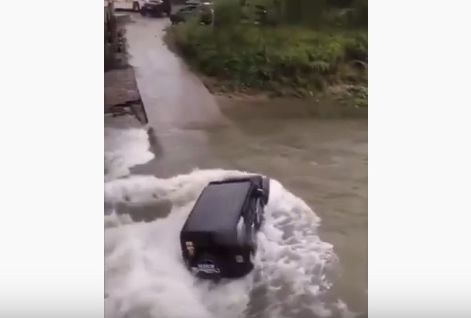 Зрелищно: Вижте как силно течение за малко не отнесе джип ВИДЕО