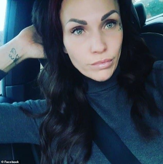 32-г. майка на три деца се съблече гола и съблазни тийнейджър СНИМКИ