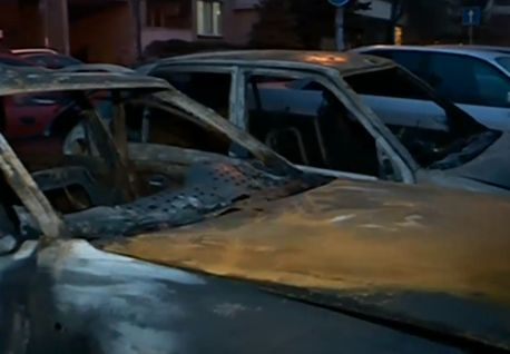 Мистериозни палежи на автомобили в столичен квартал ВИДЕО