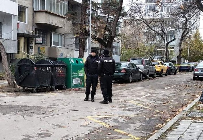 Стана ясно чий е кървавият апартамент с три трупа на пъпа на Варна 