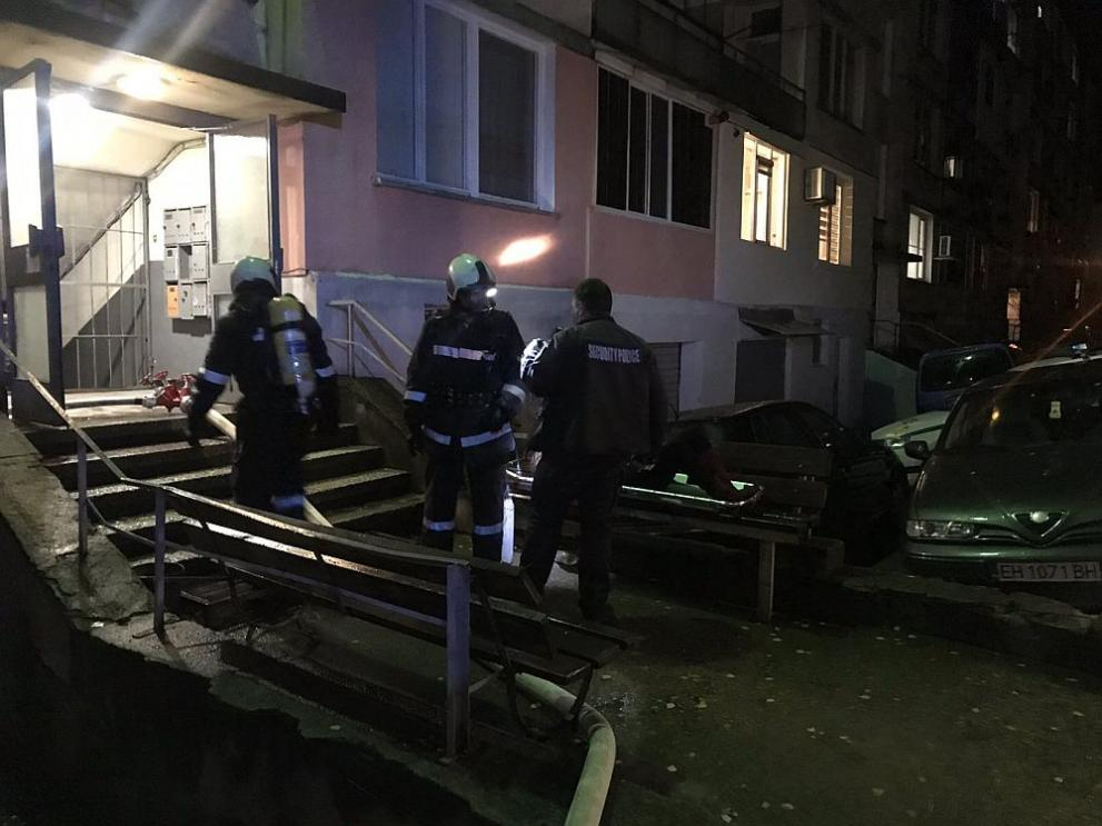 Огнен екшън в Казанлък, пожарникари щурмуваха... СНИМКИ