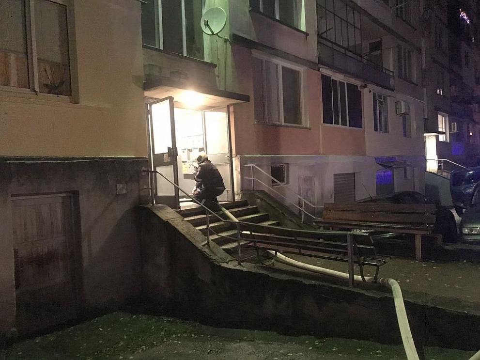 Огнен екшън в Казанлък, пожарникари щурмуваха... СНИМКИ