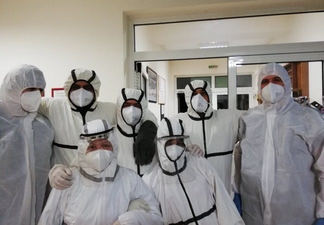 Огнеборци със скафандри носят на ръце 150-килограмов търновец с К-19 до болницата 