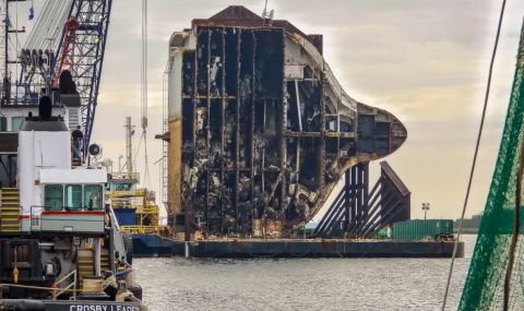 Огромен кораб с над 4 000 коли се преобърна в морето, причината е шокираща СНИМКИ